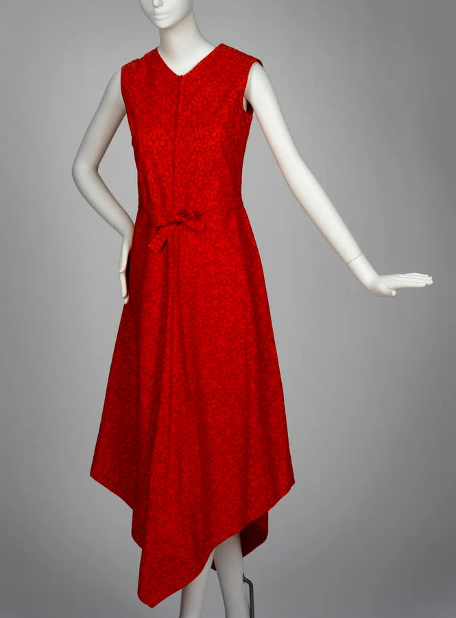 Robe rouge évasée sans manches